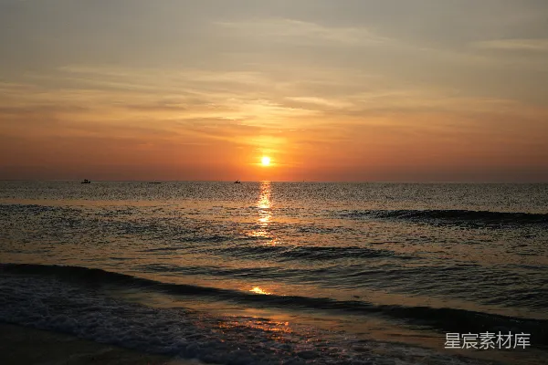 高清摄影 夕阳正洒在海面上。
