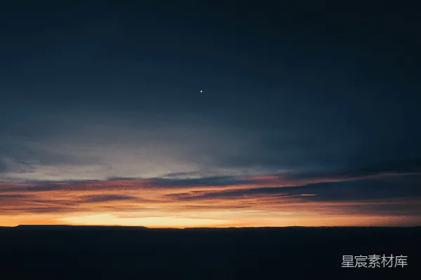 高清摄影 夕阳正在地平线上缓缓落下。