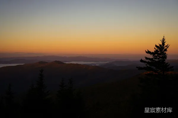 高清摄影 夕阳正缓缓落向连绵的山脉。