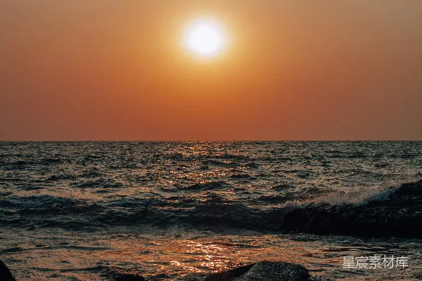 高清摄影 海浪拍打岩石的场景，在夕阳下