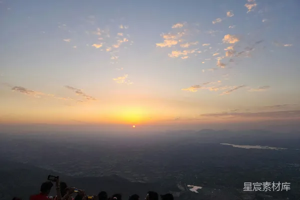 高清摄影 一群人站在山顶上