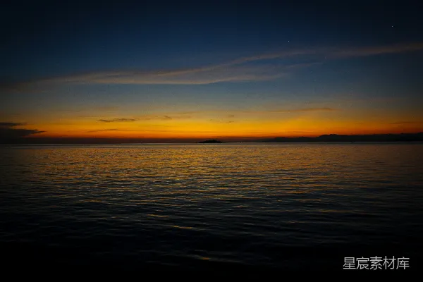 高清摄影 夕阳给海洋投下美丽的光辉。