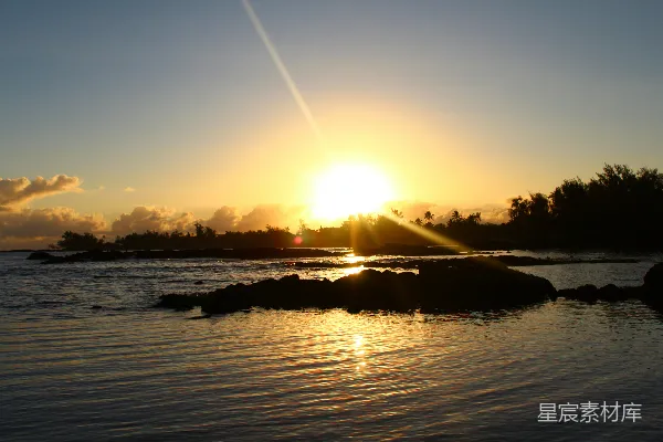 高清摄影 夕阳正在水面上落下。