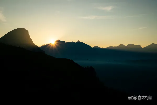 高清摄影 夕阳正在山脉上落下