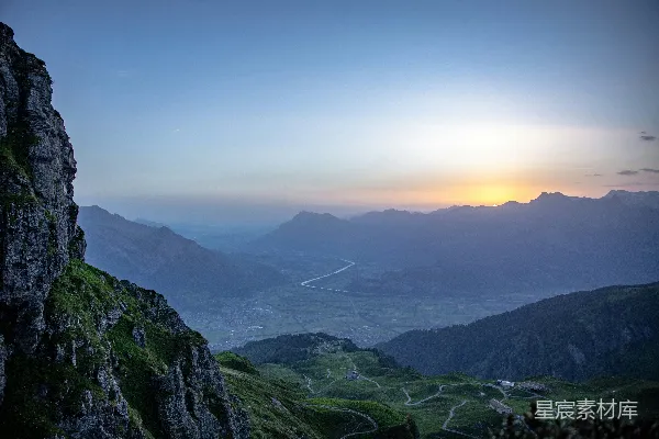 高清摄影 夕阳正在群山和山谷上落下。