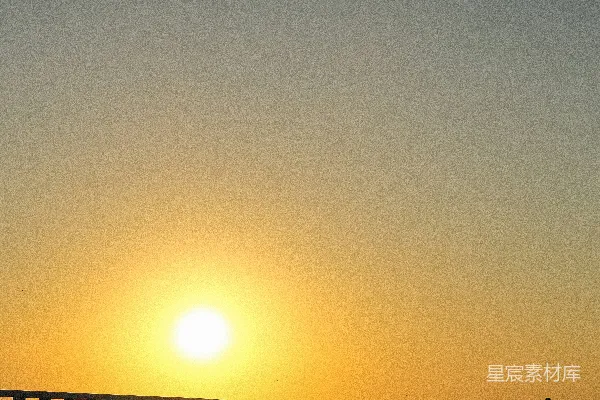 高清摄影 落日洒满海面，长长的栅栏在夕阳下显得格外静谧。