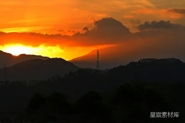 高清摄影 夕阳正落在这片山脉之上。