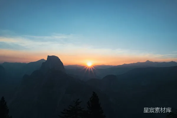 高清摄影 山间日落时树木剪影