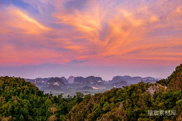 高清摄影 山峦和树林上空美丽的日落景色