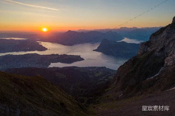 高清摄影 夕阳正在山脉上落下