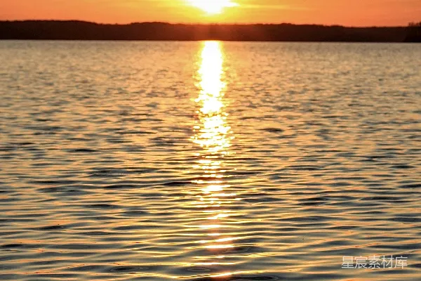 高清摄影 夕阳正落在这片水域之上