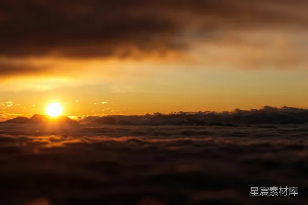 高清摄影 夕阳正在云层上落下。