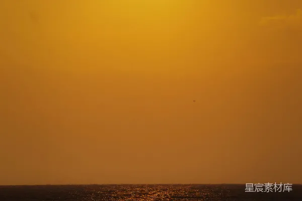 高清摄影 阴云密布的日子，太阳正在海洋上落下。