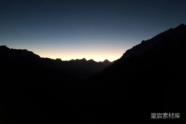 高清摄影 日落时分，山峦上空余晖满天。