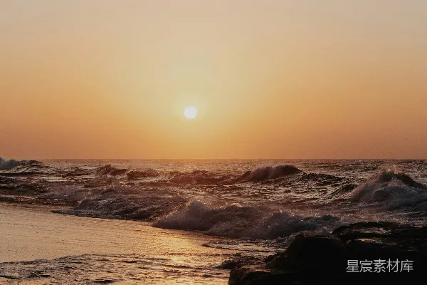高清摄影 夕阳正照耀在海滩的水面上。