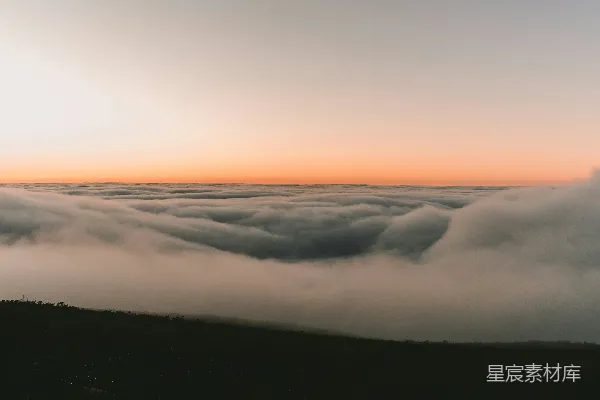 高清摄影 夕阳西下时海上的白云