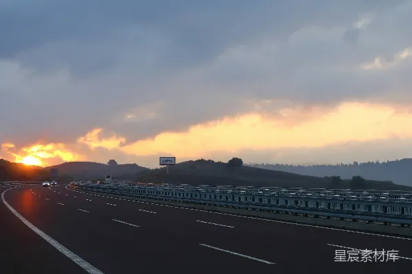 高清摄影 黑白相间的混凝土路