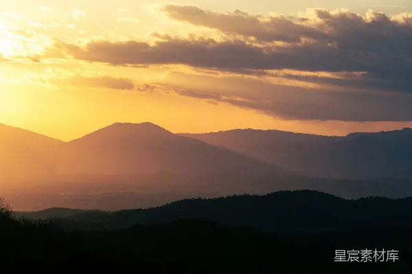 高清摄影 夕阳在山脉上落下