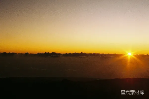 高清摄影 夕阳在天边的云彩上落下。