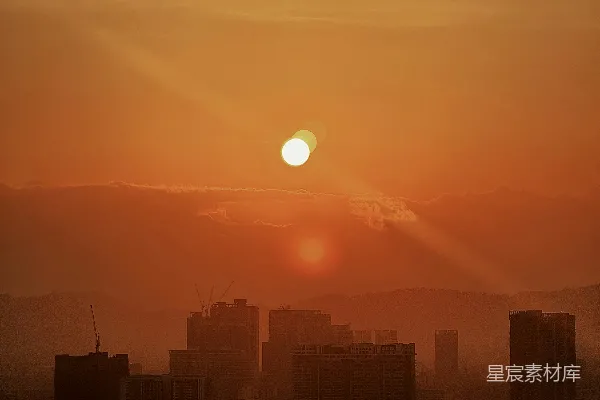 高清摄影 太阳正落在这座高楼林立的城市上。