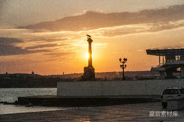 高清摄影 夕阳正映照在水面上