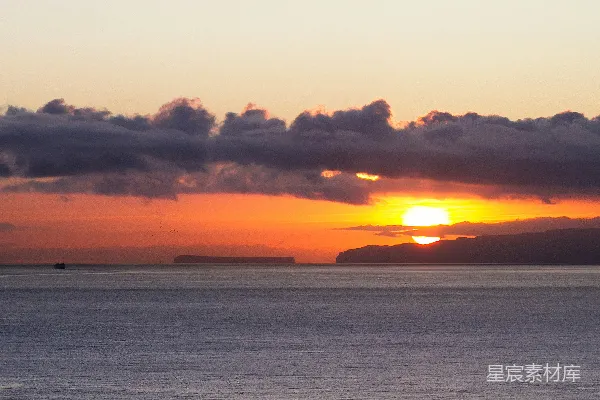 高清摄影 夕阳映照在水面上