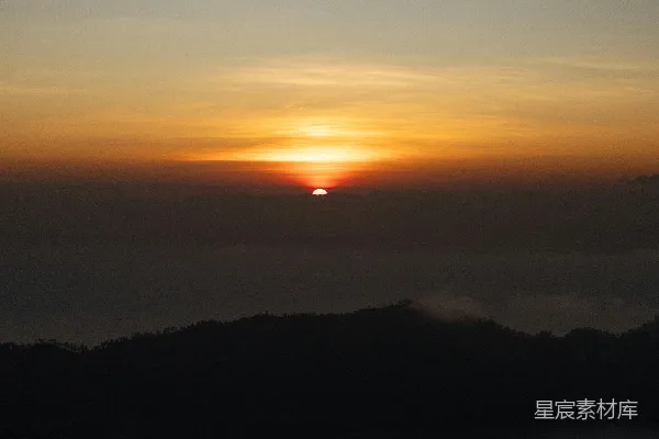 高清摄影 夕阳西下，云层被夕阳染红。