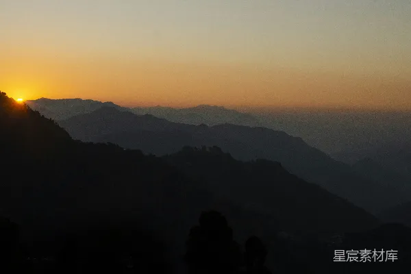 高清摄影 夕阳正落山峦之上。