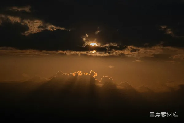 高清摄影 夕阳西下，阳光穿透乌云照耀地面