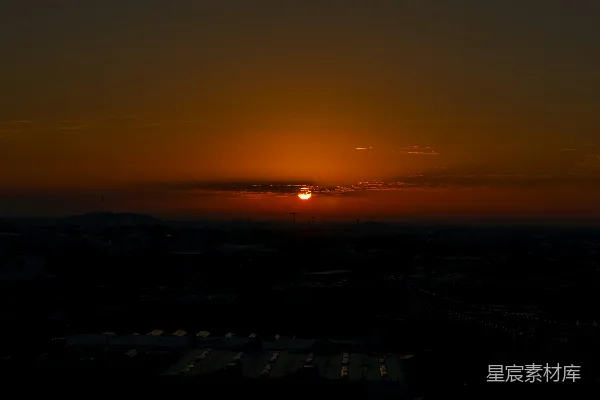高清摄影 夕阳在夜晚的城市上空落下。