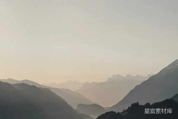 高清摄影 白天白云下的群山