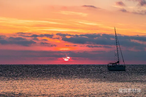 高清摄影 夕阳下的海洋中的帆船