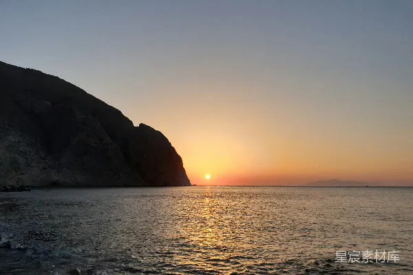 高清摄影 夕阳下海旁山的剪影