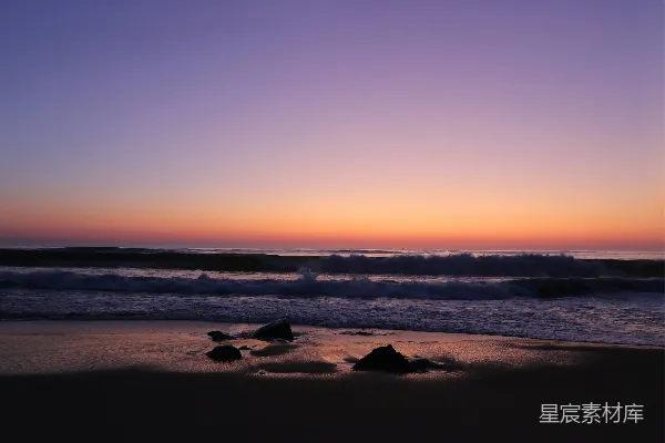 高清摄影 一个海滩，有海浪和日落。