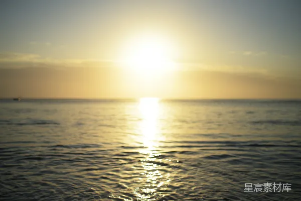 高清摄影 晴朗的日子里，太阳正缓缓落下海面。