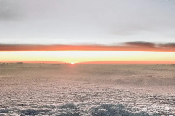 高清摄影 太阳正在天空中的云层落下。