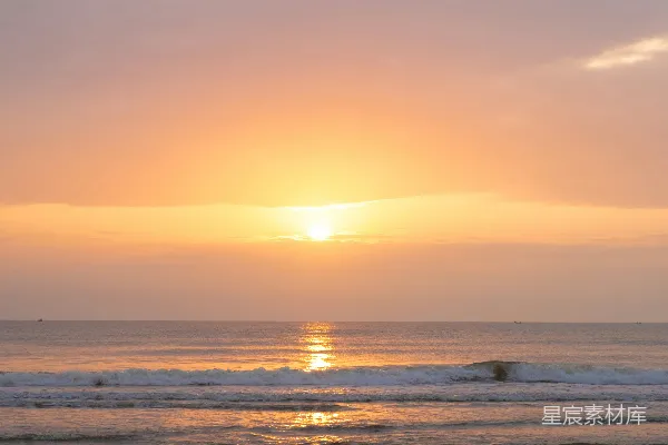 高清摄影 夕阳正挂在海边的海面上。