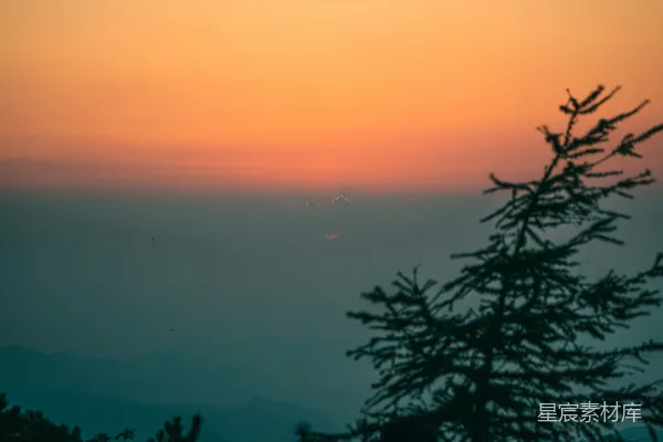 高清摄影 夕阳正照耀在群山和树林之上。