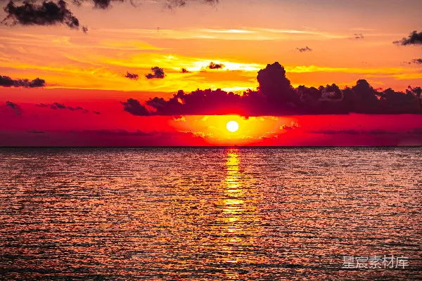 高清摄影 夕阳映照在水面上，云朵漂浮其间。