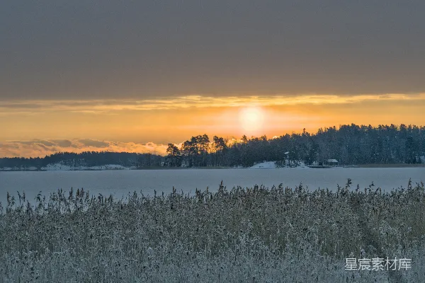 高清摄影 夕阳正照在雪地上。