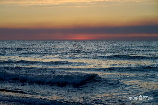 高清摄影 夕阳正洒在海浪之上