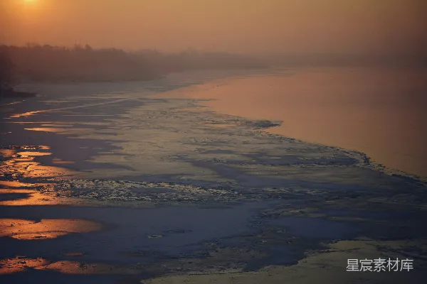 高清摄影 夕阳正在海滩上空的水上落下。