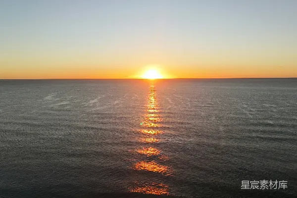 高清摄影 夕阳洒在广袤而宁静的大海上。