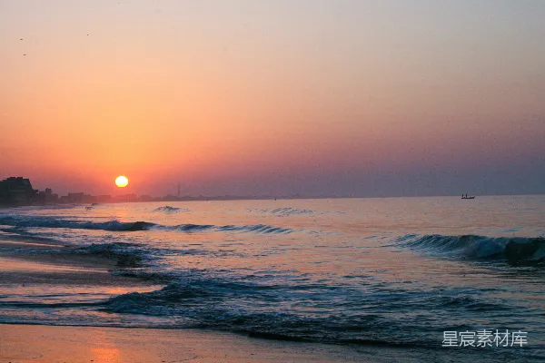 高清摄影 海浪拍打着海岸，夕阳西下。
