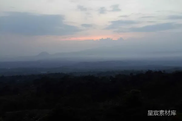 高清摄影 落日余晖洒在远处的山峦上。