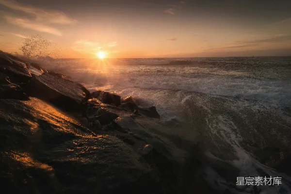 高清摄影 夕阳正洒在海面上，波浪在起伏。