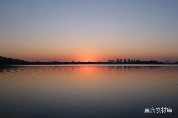 高清摄影 夕阳正在水面上落下。