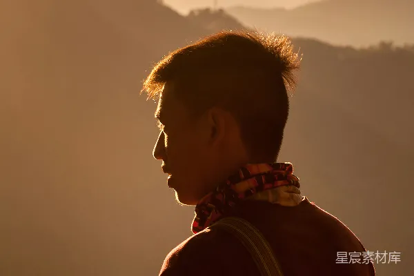 高清摄影 穿黑色夹克的男人在白天抬头望向天空。