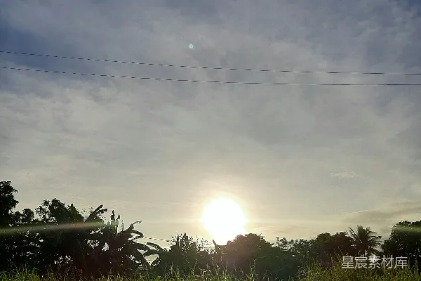 高清摄影 一个人滑着滑板沿着街道滑行