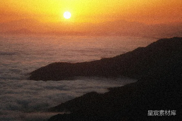 高清摄影 夕阳西下，天空中的云彩被染上了金色。